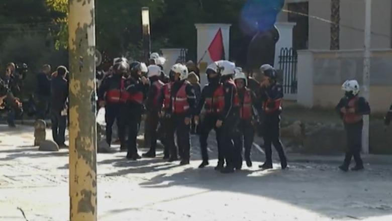 Protesta/ Protestuesit marshojnë nëpër Tiranë, një pjesë shkojnë te Kuvendi, policia i shpërndan