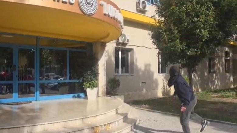 Protesta në Shkodër, studentët qëllojnë me vezë derën e Rektoratit: Do të vijojmë protestat