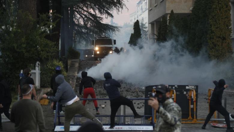 Protesta dhe kaosi në Tiranë, 26 të lënduar! Mes tyre edhe efektivë policie