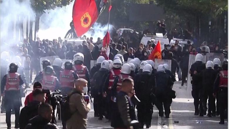 LIVE TV- Rikthehet kaosi në Tiranë, protestuesit mbërrijnë në Ministrinë e Arsimit, policia nis direkt shpërndarjen