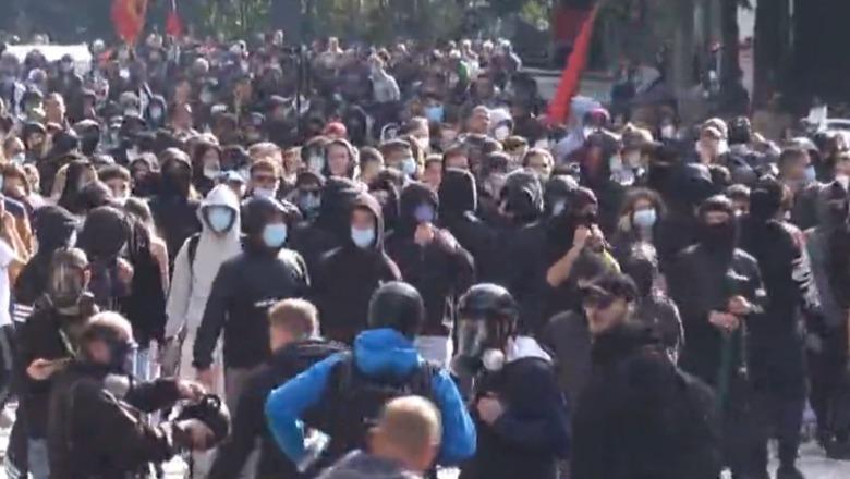 Një tjetër grup protestuesish i bashkohet protestës te Ministria e Arsimit, policia i shpërndan sërish me gaz lotsjellës