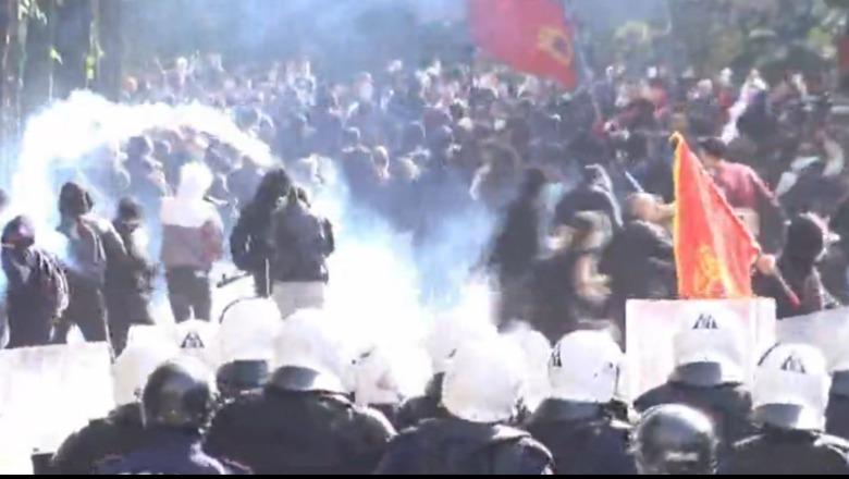 Një tjetër grup protestuesish i bashkohet protestës te Ministria e Arsimit, policia i shpërndan sërish me gaz lotsjellës