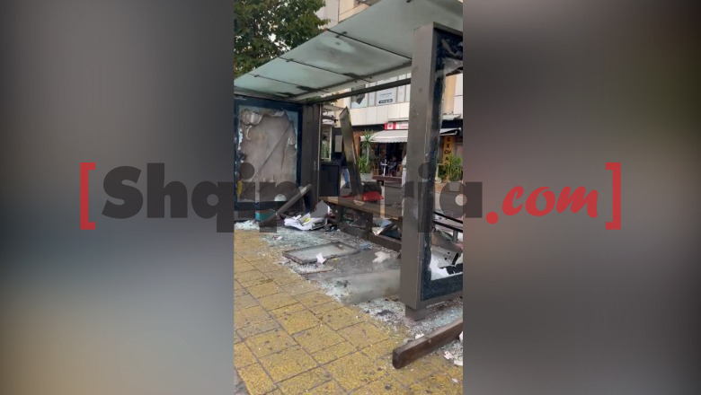 Protestuesit shkatërrojnë stacionin e urbanëve në Tiranë, xhamat copash në tokë