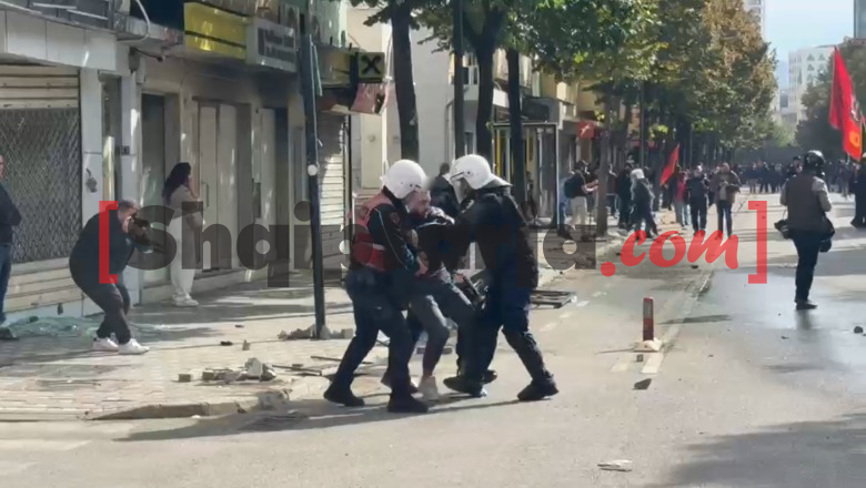Protestuesit qëllojnë me gurë, policia hedh ujë! Përplasje fizike mes tyre, nisin shoqërimet