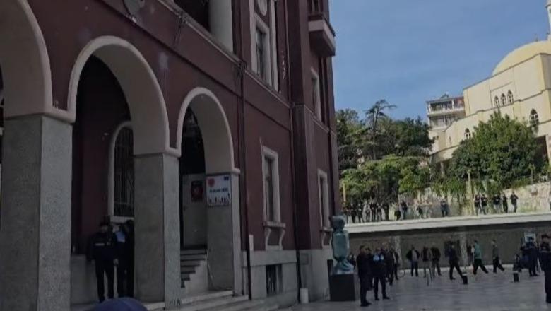 Protestuesit në Durrës, vezë dhe kapsolla drejt Bashkisë