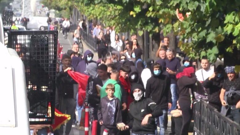 Një grup tjetër protestuesish vjen në protestë, sulm me gurë policëve