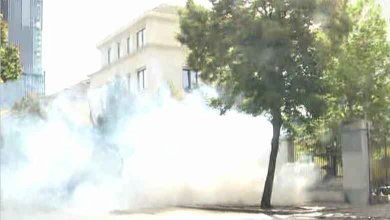 Protestuesit hapin një nga dyert e Ministrisë së Arsimit, hidhet gaz lotsjellës për të penguar hyrjen e tyre në godinë