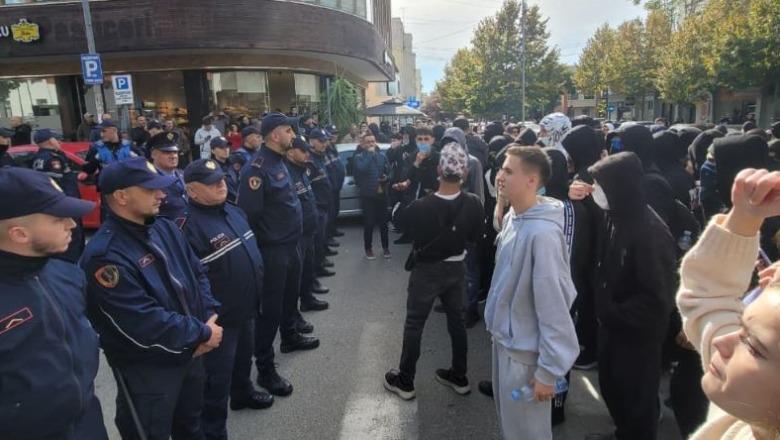 Protestuesit në Elbasan zhvendosen para Komisariatit, kërkojnë lirimin e të shoqëruarve