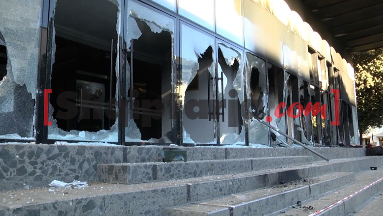 Sulmet e protestuesve, Ministria e Drejtësisë një ‘gërmadhë’! Shkatërrohet plotësisht fasada e jashtme, zyrat në katin e parë dhe tavani
