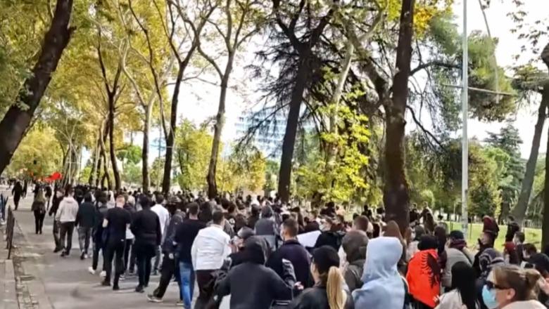 Boshatiset ‘Rruga e Durrësit’, protestuesit marshojnë drejt parlamentit