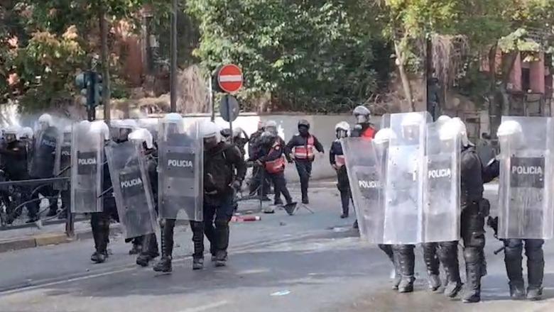 Protestuesit e maskuar sulme me gurë në drejtim të efektivëve te ministria e Arsimit