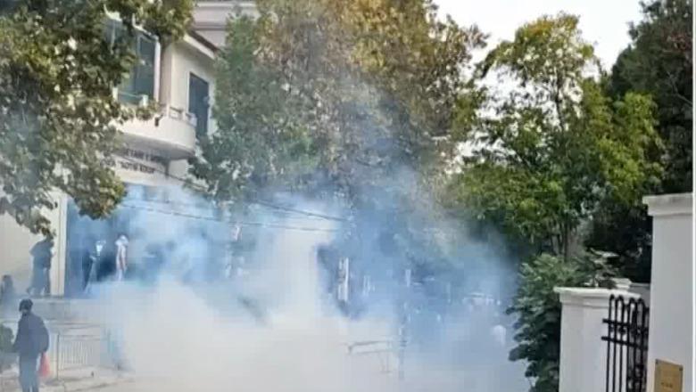 Protestuesit sulm me gurë Kuvendit, policia i shpërndan direkt me gaz lotsjellës 