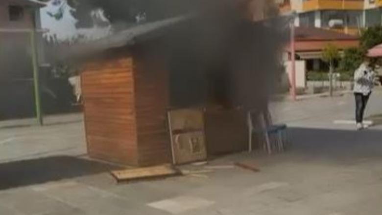Protesta në Divjakë, protestuesit i vënë flakën një kabine prej druri 