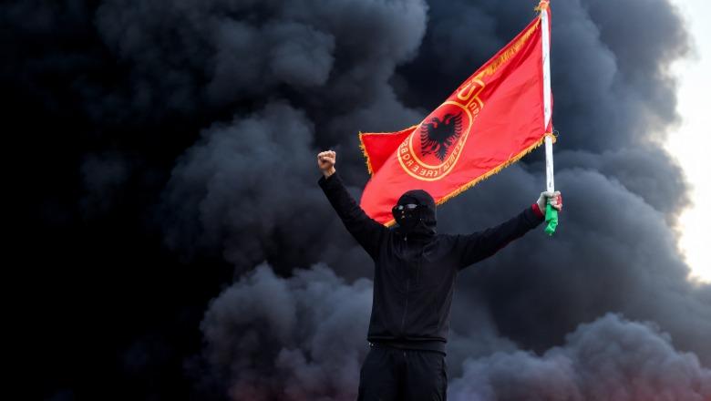 'Mos e lidhni flamurin e UÇK-së me dhunën dhe shkatërrimin', veteranët e Kosovës dënojnë përdorimin e simbolit gjatë protestës në Tiranë