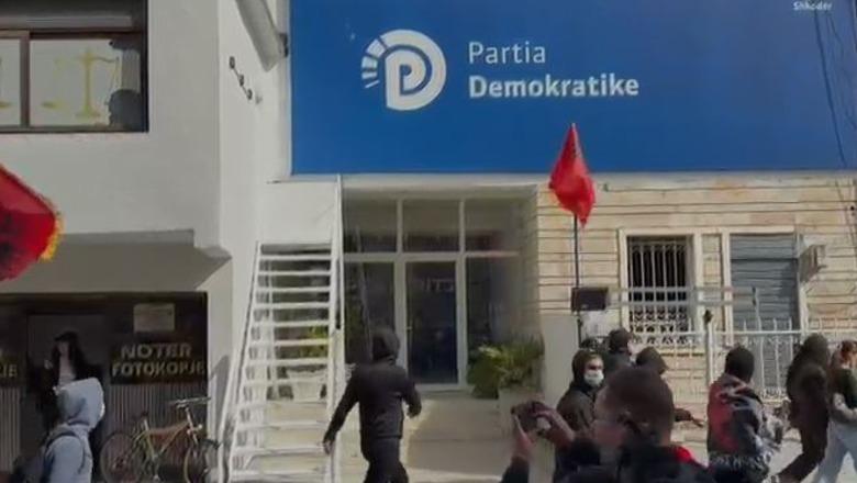 Qëllohet me gurë godina e bashkisë Shkodër dhe Rektorati: Studentët thërrasin: Rama ik! Thyhet dhe dera e PD