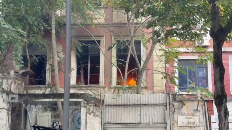 Përfshihet nga flakët një godinë pranë Ministrisë së Arsimit, zjarrfikësja nis punën për shuarjen e zjarrit