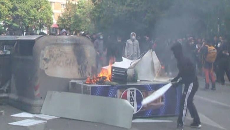 Protestuesit marrin frigoriferët nga kioskat, i djegin në mes të rrugës në qendër të Tiranës 