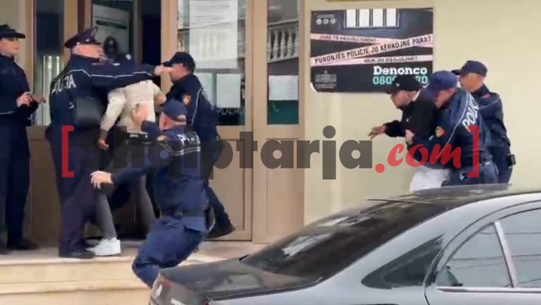 Tensione në Korçë! Studentët sulmojnë me gurë institucionet arsimore dhe komisariatin, policia shoqëron disa prej tyre
