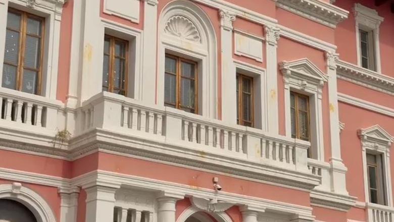 Vlorë, protestuesit marshojnë drejt Bashkisë, qëllojnë me vezë drejt godinës 