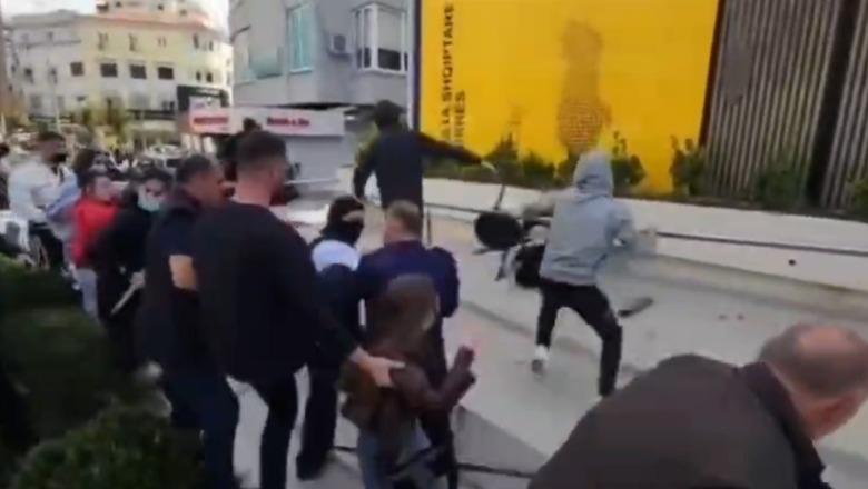 Dhunohen efektivët në Durrës, turma rrethon dhe sulmon 2 prej tyre me shkopinj, gurë e karrige! Pamje të rënda