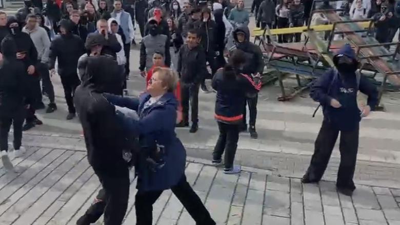 Korçë, qytetarja futet mes turmës dhe përplaset me protestuesit 
