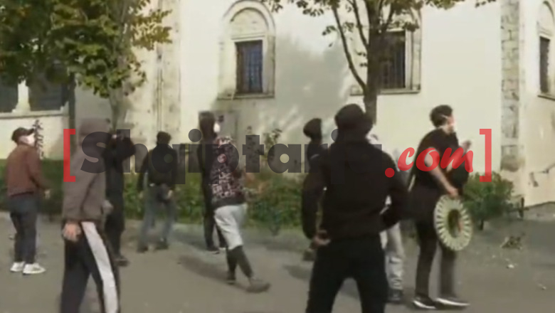 Protestuesit e maskuar rikthehen te bashkia e Tiranës, hedhin gurë e fishekzjarre