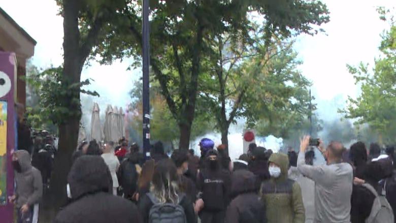 Protestuesit sulmojnë Ministrinë e Mjedisit, thyejnë xhamat te Teatri i Kukullave