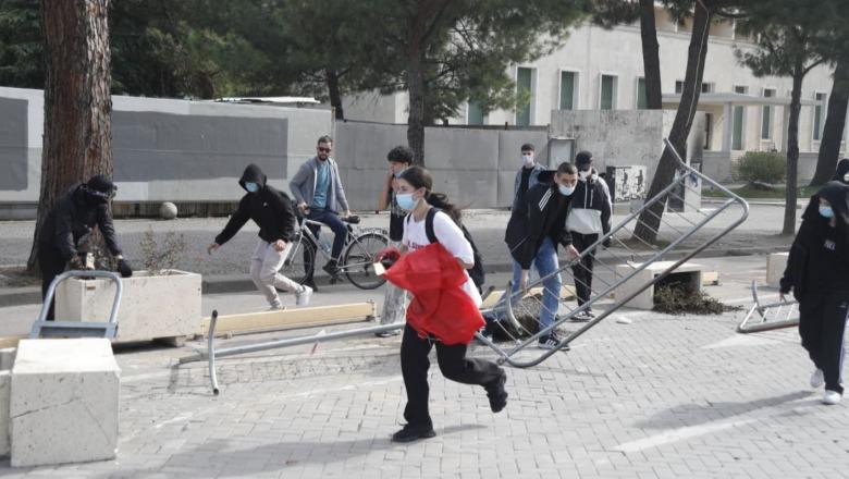 Protestat e dhunshme, Ministria e Arsimit dhe Policia apel prindërve: Mbani fëmijët larg përplasjeve! Mos lejoni të përdoren për dhunë