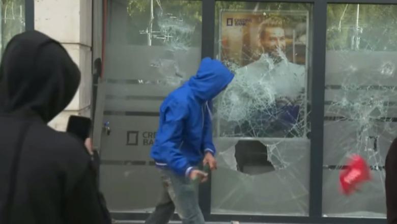 Protestuesit shkatërrojnë bankën në Tiranë, thyejnë xhamat dhe bankomatët! Futen në brendësi të godinës