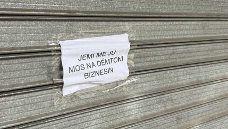 Me letra mbi qepenët e mbyllur, bizneset u përgjigjen sulmeve të protestuesve: Jemi me ju, mos na dëmtoni