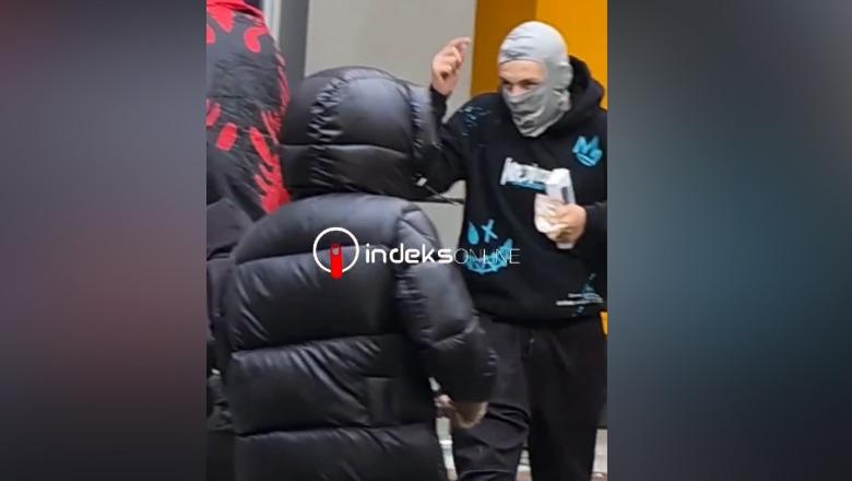 Protestuesit e maskuar vjedhin celularë në një dyqan