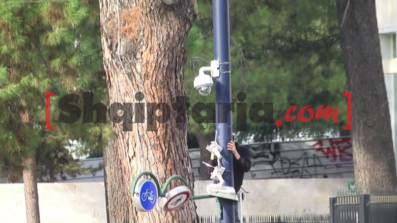 Tirana në kaos, protestuesit shkatërrojnë kamera e semaforë