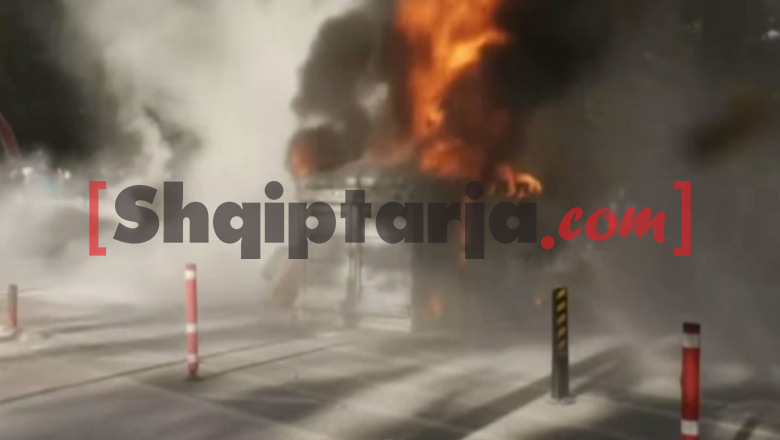 Protestat e dhunshme, protestuesit i vënë flakën koshave në Tiranë! Njëri hipën majë shtyllës