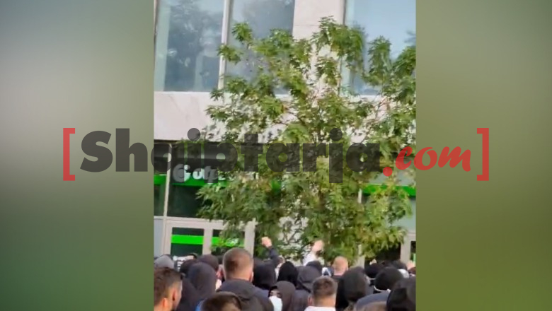 Protestuesit e maskuar sulmojnë një tjetër bankë te rruga e Elbasanit! Lëndohet një protestuese