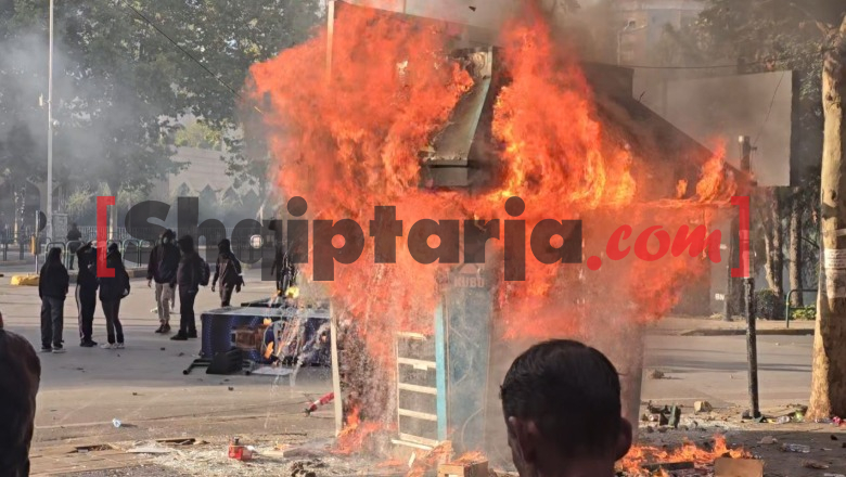 Sërish flakë në protestë/ Protestuesit i vënë zjarrin një kioske në rrugën e ‘Elbasanit’