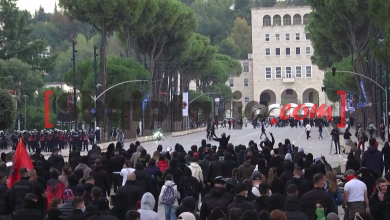 Protestuesit rikthehen sërish të kryeministria, të gjitha grupet mblidhen në bulevard