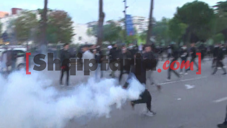 Protestuesit përplasen me policinë, i kthejnë mbrapsht gazin lotsjellës