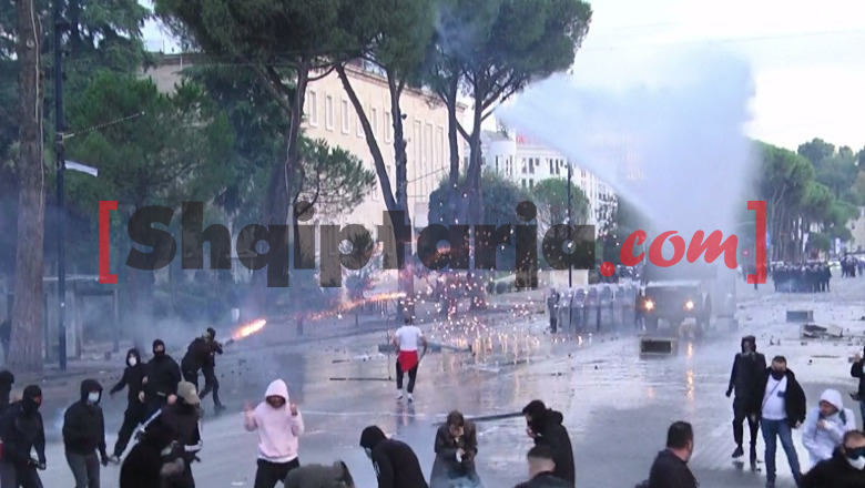 Protestuesit me maska e kapuçë, hedhin fishekzjarre drejt policisë në 'Bulevardin Dëshmorët e Kombit'