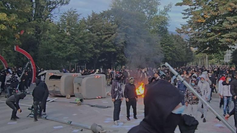Protestuesit përmbysin kosha, shkatërrojnë sinjalistikën dhe u vënë flakën objekteve te Ura e Vodafone