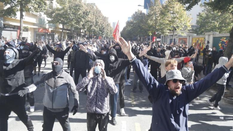 Protestat e dhunshme, dëmtohen muzetë, teatrot dhe Xhamia e Et’hem Beut! Gonxhja apel prindërve: Flisni me fëmijët tuaj! Të protestosh nuk do të thotë të vandalizosh