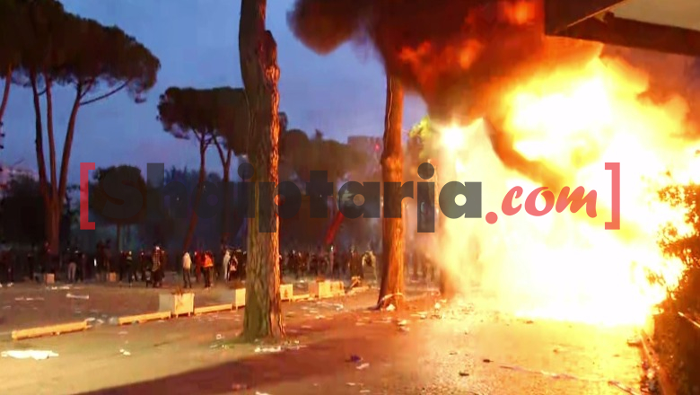 Kioska në Tiranë bëhet shkrumb e hi, protestuesit i vënë zjarrin! Tymi mbulon zonën