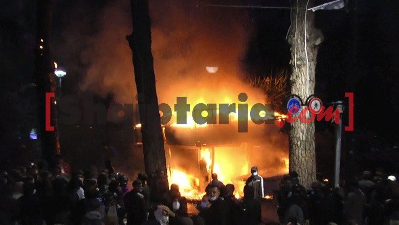 LIVE TV- Protesta/ Tensione te Kryeministria, digjen kioskat, fishekzjarrë policëve! Sulm institucioneve, bankave e bizneseve! Shkatërrim në rrugët e Tiranës, 14 të lënduar