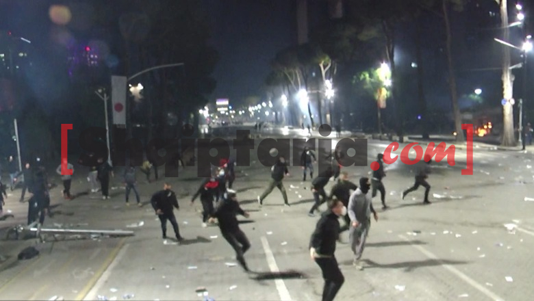 Përshkallëzohet dhuna në bulevardin Dëshmorët e Kombit, protestuesit e maskuar sulmojnë me pllakat e trotuarit efektivët e Policisë (VIDEO)