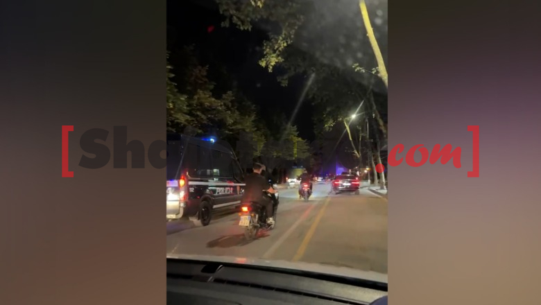 Policia të tjera shoqërime pas akteve vandale të protestuesve! Protestues të tjerë i ndjekin me makina e motorë