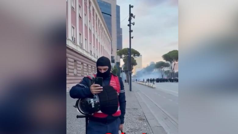 'Zemra e babit', momenti prekës kur efektivi telefon fëmijët gjatë protestës së dhunshme në Tiranë!