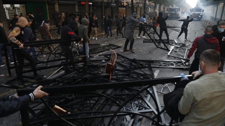 Ranë në pranga ditën e parë të protestës, 16 të arrestuarit dalin sot para gjykatës për masën e sigurisë