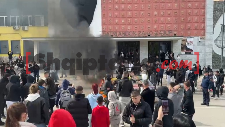 Protestat në Korçë, në pranga një 19 dhe një 21 vjeçar! 23 nën hetim, 15 të mitur mes tyre