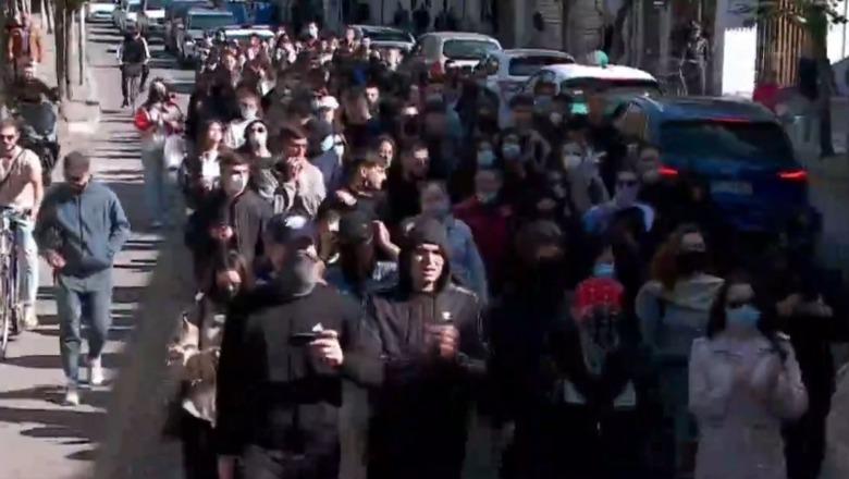 Protesta/ Forcat Operacionale nisin me shoqërimet, protestuesit e maskuar marshim drejt Ministrisë së Arsimit