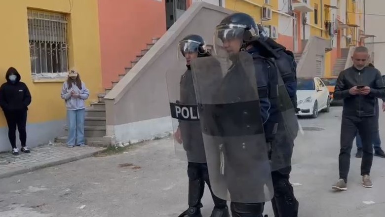 U arrestuan gjatë protestave në Korçë, gjykata liron dy të rinjtë, i lë nën masën 'detyrim paraqitje'
