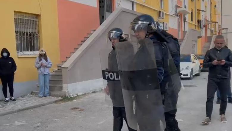Korçë, efektivët ndjekin protestuesit në rrugica, nis shoqërimi i disa prej tyre